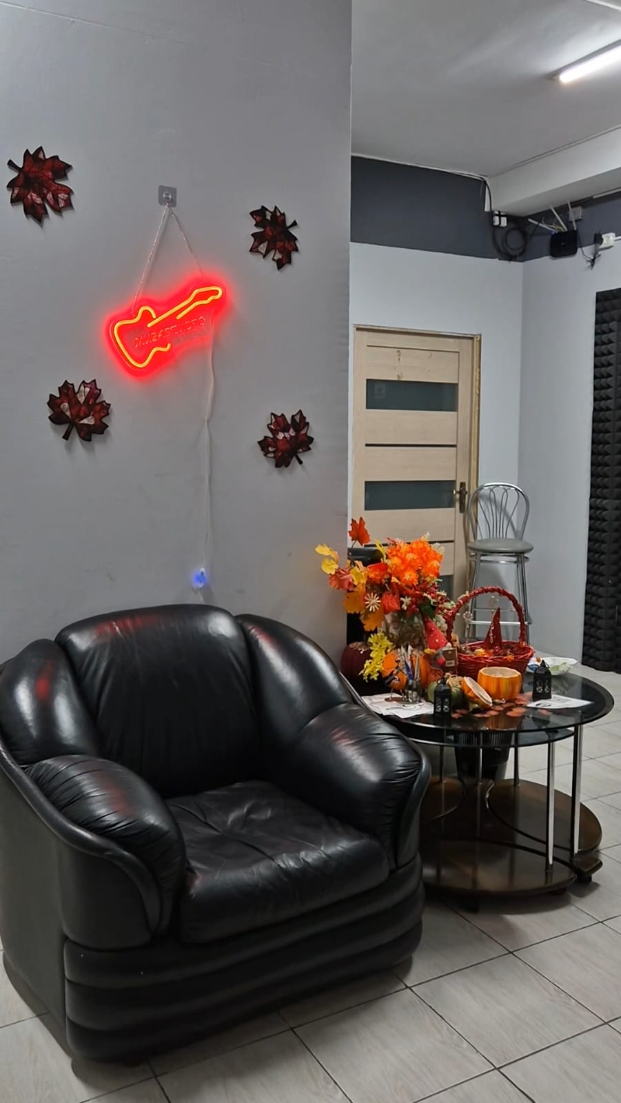 Оборудованная комната для занятий музыкой в Muzastudio